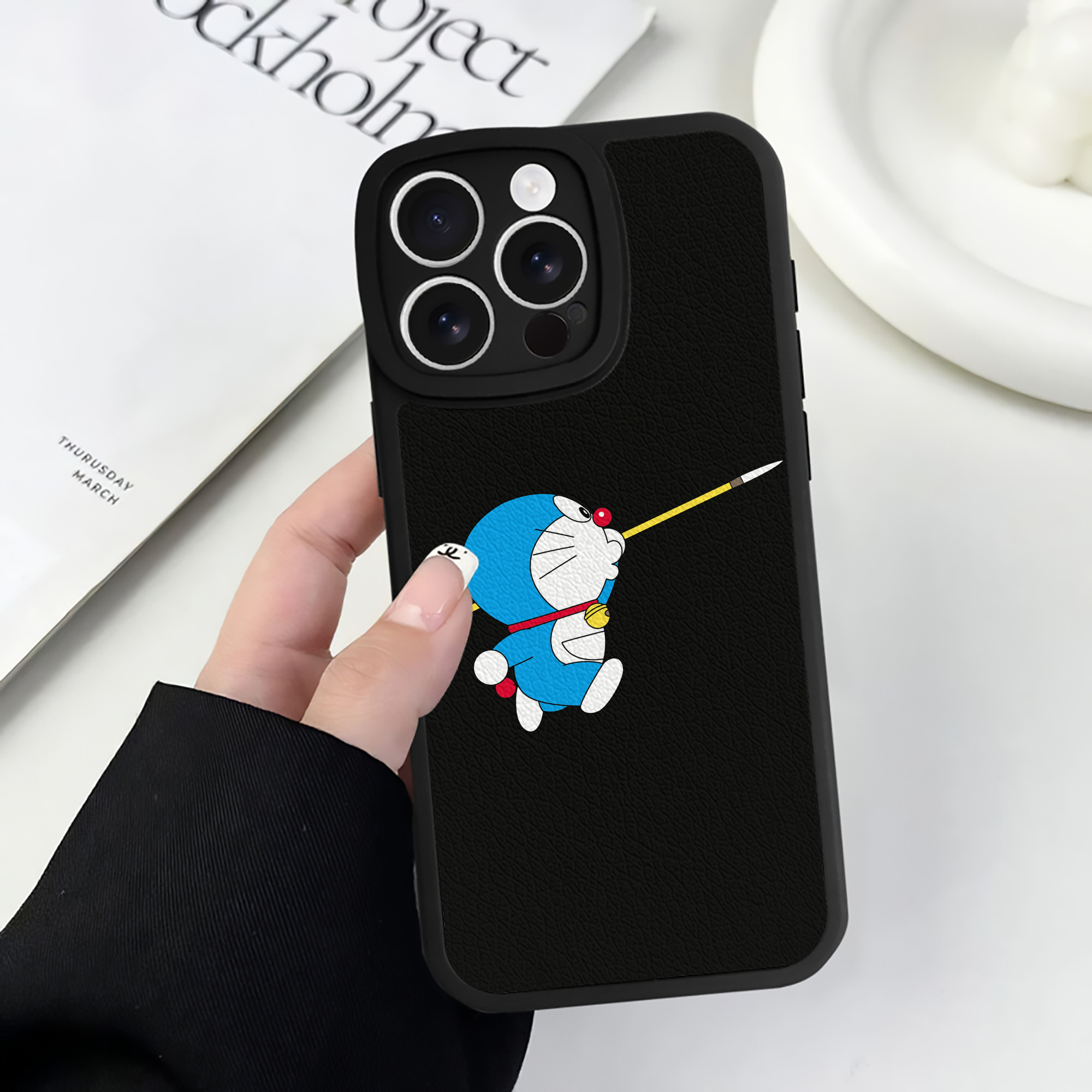（画像用） ドラえもん Doraemon 【iPhone 16シリーズ対応】シリコンスマホケース（レザー調） 材質：シリコン
